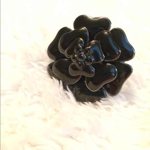 Black floral statement ring Sz. 8 - Picture 3 of 3