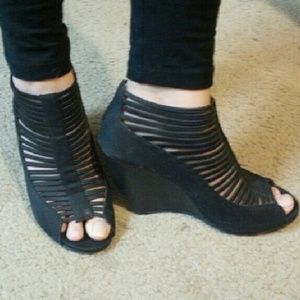SOLD ON MERC-Black Strappy Wedges