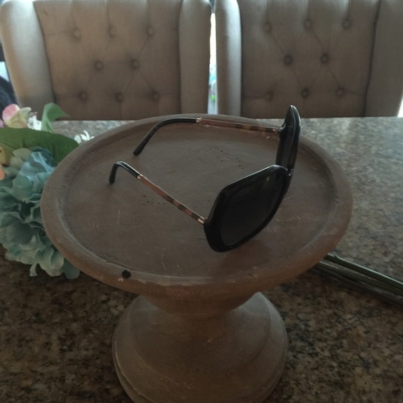Authentic Burberry sunglasses - Picture 1 of 4