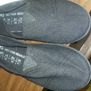 Toms girls shoes sz 2