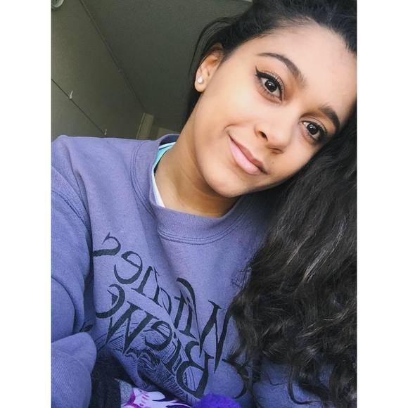 Meet your Posher, Alexis