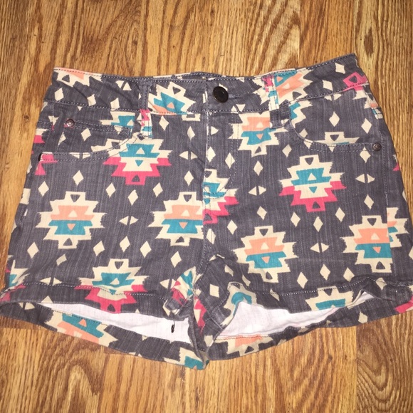 Aztec Print, Slightly high-waisted shorts - Picture 1 of 3