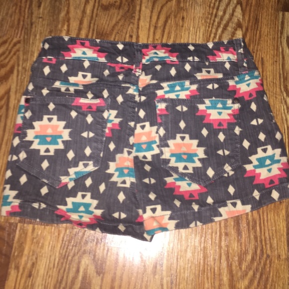Aztec Print, Slightly high-waisted shorts - Picture 2 of 3