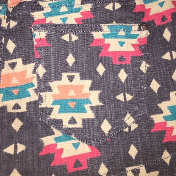 Aztec Print, Slightly high-waisted shorts - Picture 3 of 3