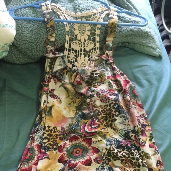 Cute floral tank - Picture 1 of 3