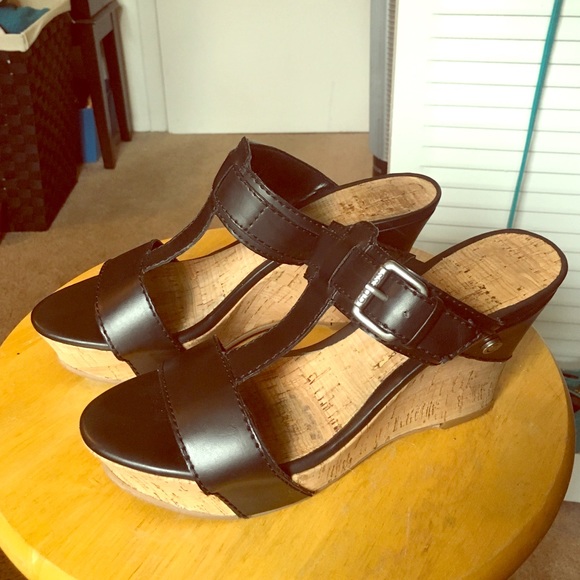 Size 6 black guess wedges