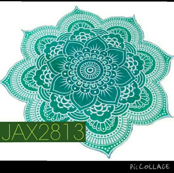 GREEN FLOWER SHAPED TAPESTRY W/TASSELS
