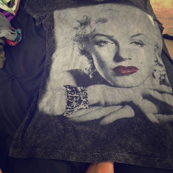 Black-and-white cut off Marlin Monroe  shirt