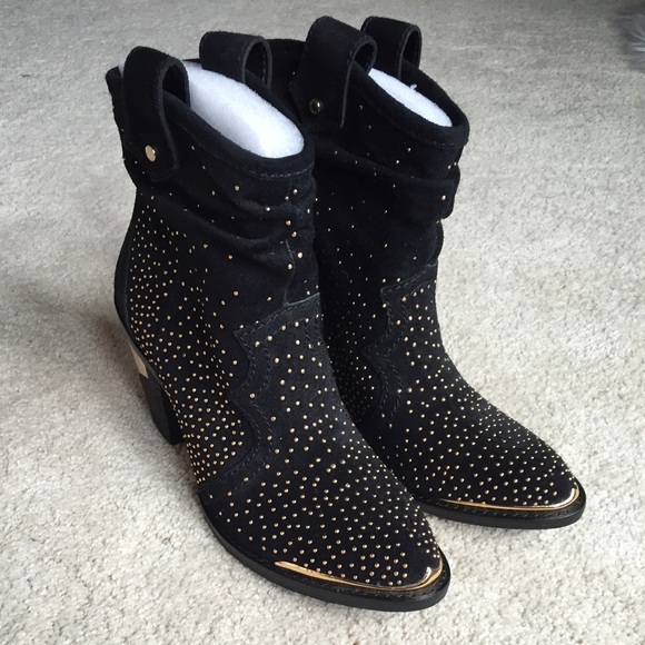 Edgy Gianni Bini ankle booties
