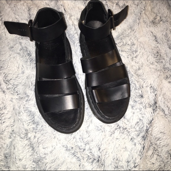 Black Clarissa sandals.