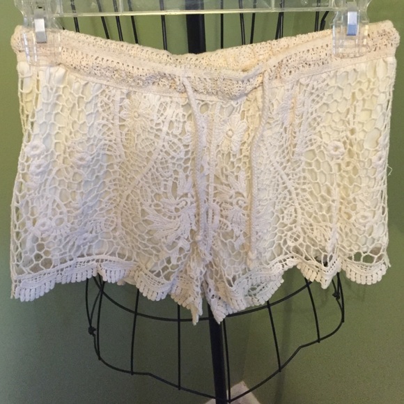Beachy floral shorts NWOT