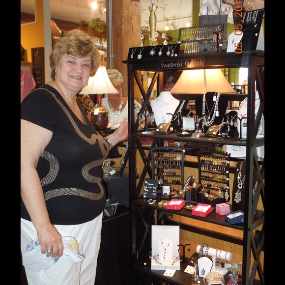 Meet your Posher, Elena - Picture 3 of 4