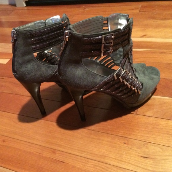 Calvin Klein heels, grey, back zip, size 7. - Picture 3 of 3