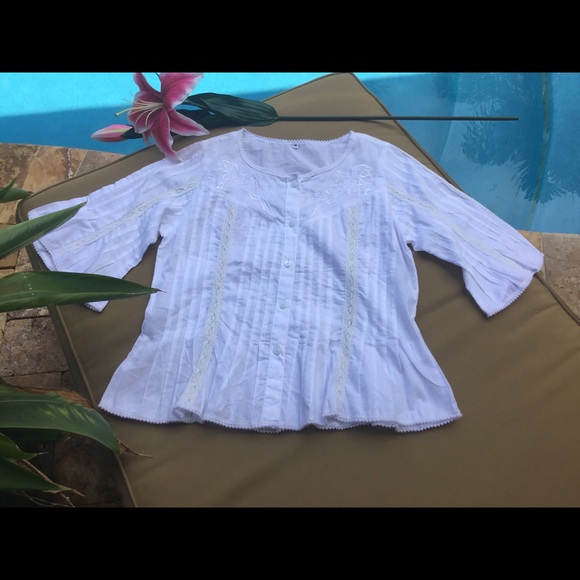 CLOSET CLOSED FOR SUMMER - Picture 1 of 4