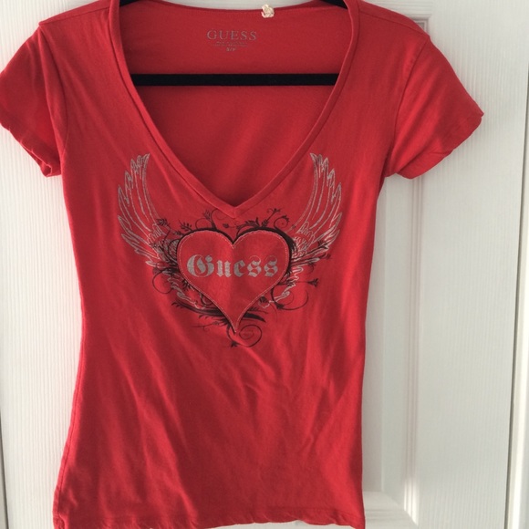 V-neck Guess t-shirt!