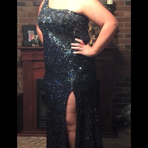 Designer dress. Paid over $600 for it asking $438 - Picture 1 of 1
