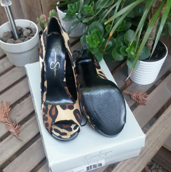 Jessica Simpson opened toe heels - Picture 2 of 4