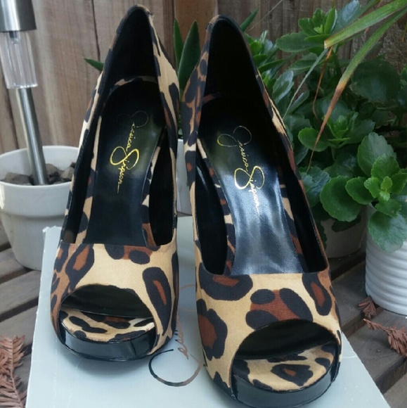 Jessica Simpson opened toe heels - Picture 3 of 4