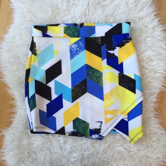 Printed geometric mini skirt
