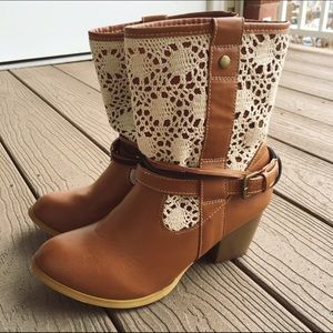 Adorable Lace Booties sz 8