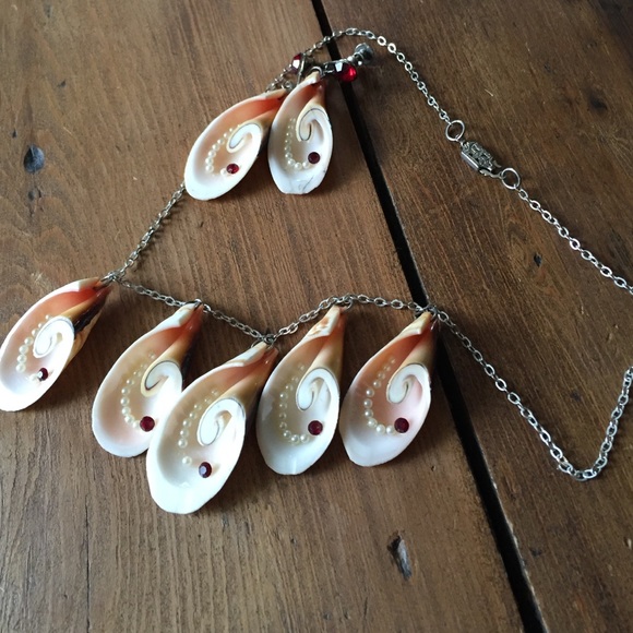 🎉SALE🎉Vintage shell necklace and earrings