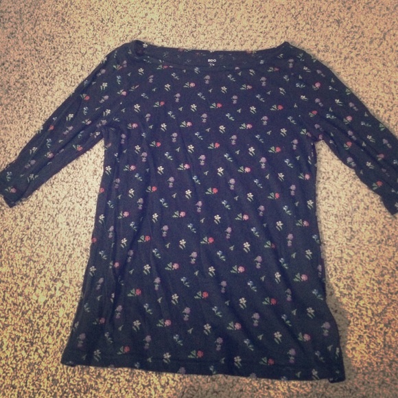 Floral mid-sleeve black tee