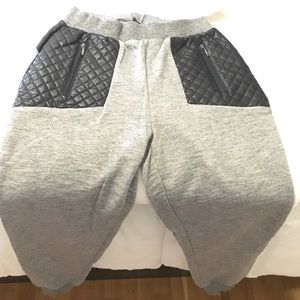 Grey sweatpants with leather pockets