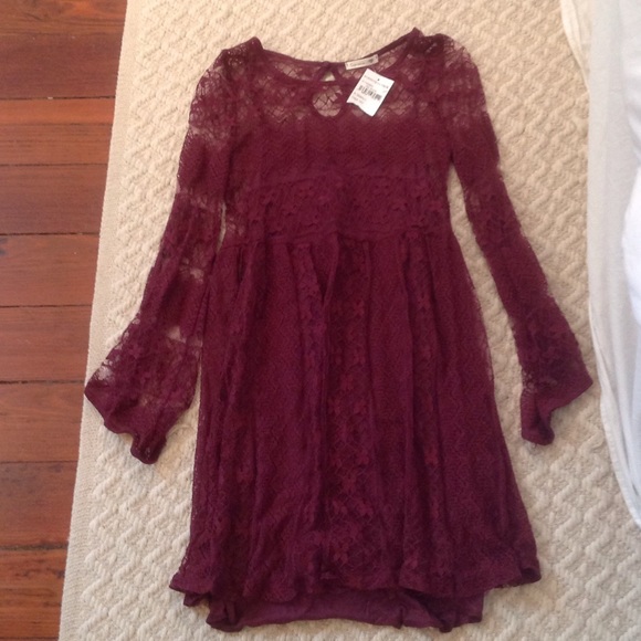 Garnet lace bell sleeve dress, so cute on! - Picture 1 of 2