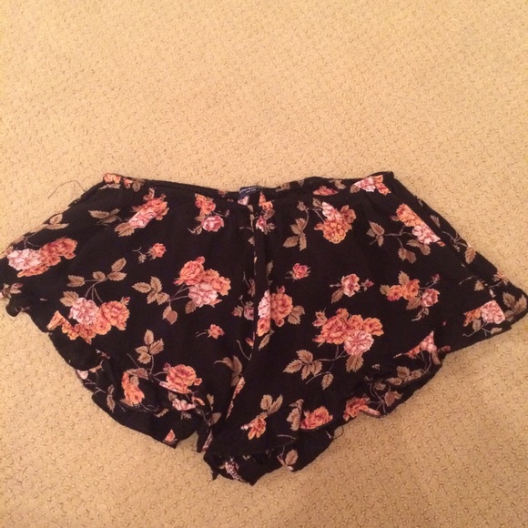 🔴SOLD🔴Brandy Melville Floral Vodi Shorts - Picture 1 of 2