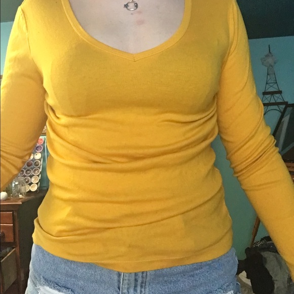Yellow v neck - Picture 1 of 4