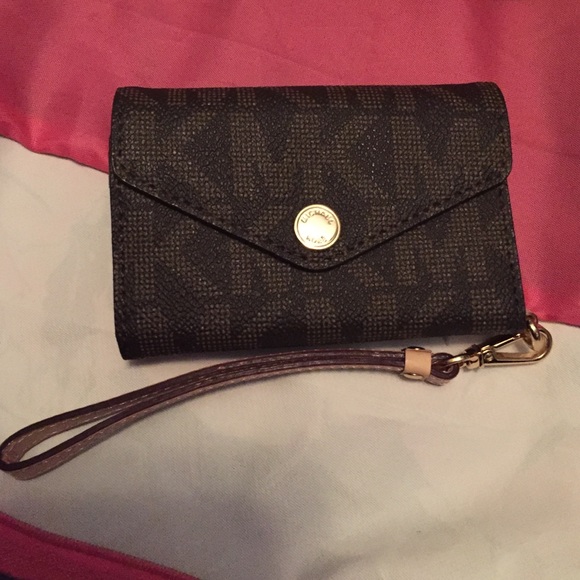 iPhone 4 Michael Kors wallet wristlet