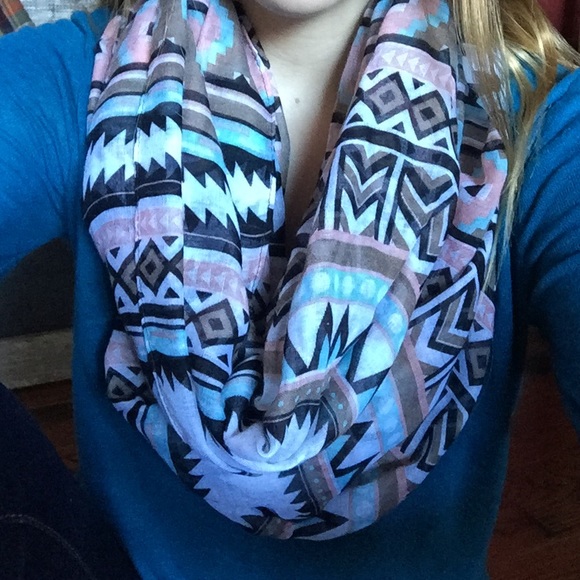 Women's lot of 5 scarfs