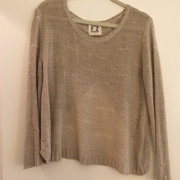 Light sweater with back slit