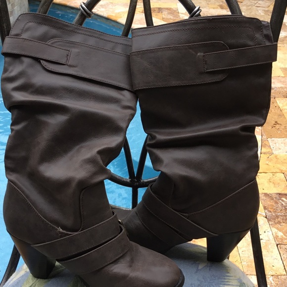 CLOSET CLOSED FOR SUMMER - Picture 2 of 3