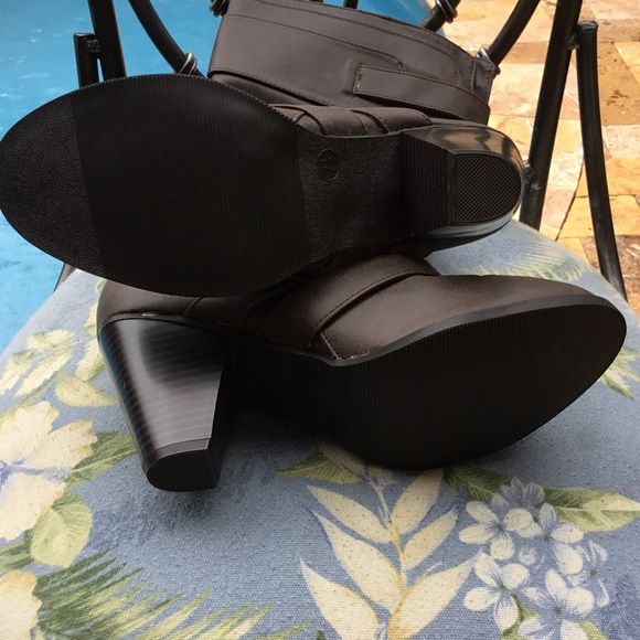 CLOSET CLOSED FOR SUMMER - Picture 3 of 3