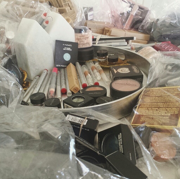 👑 Mystery Box: 12 Piece High-End Makeup