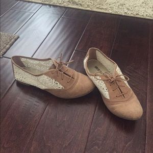 Tan suede/ cream lace shoes