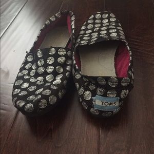 Black and silver polka dot toms