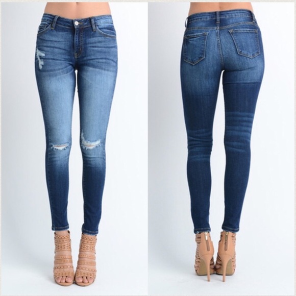 SOLD!✨✨Distressed Skinny Jeans - Picture 4 of 4