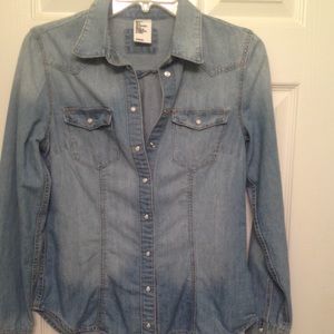 H&M Fitted denim shirt.