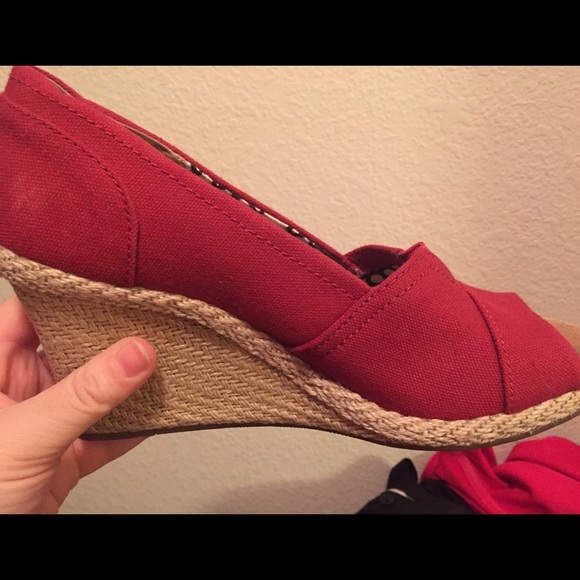 Red TOMS wedge size 8