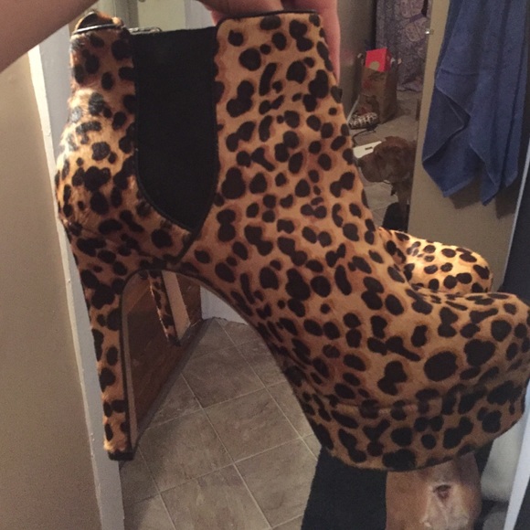 Vince Camuto leopard heels