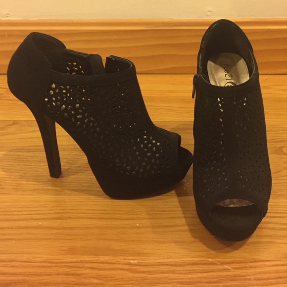 Black pumps