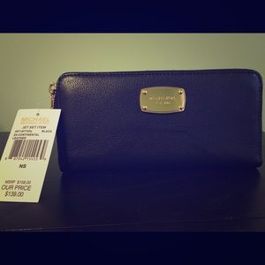 NWT Michael Kors JetSet wallet