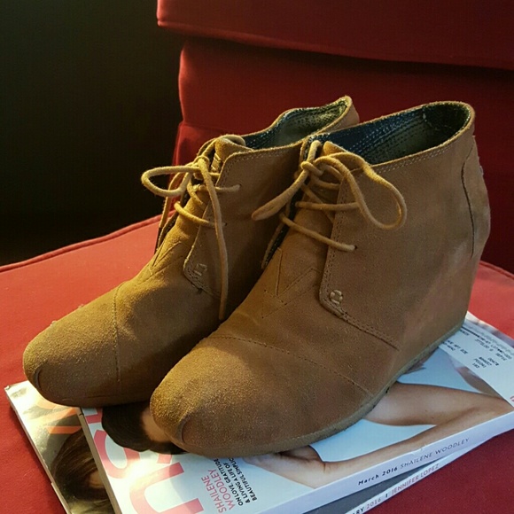 Brown suede Tom's wedge booties