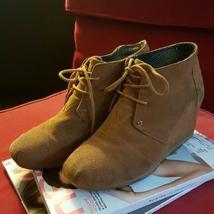 Brown suede Tom's wedge booties