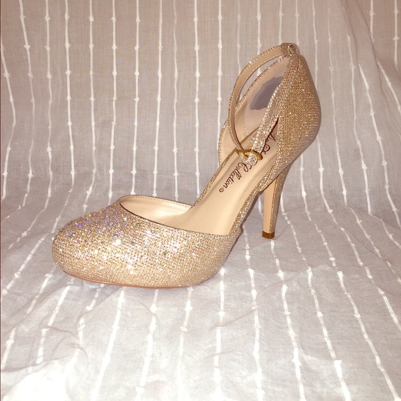 Womens size 8 high heeled bling shoes!