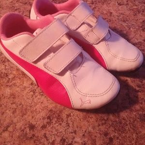 Girls puma tennis shoes. Size 12.5