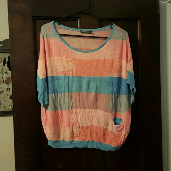 Short sleeve loose sweater.
