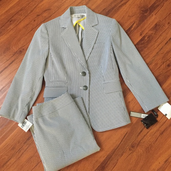 Tahari 2 piece seersucker suit set size 2P
